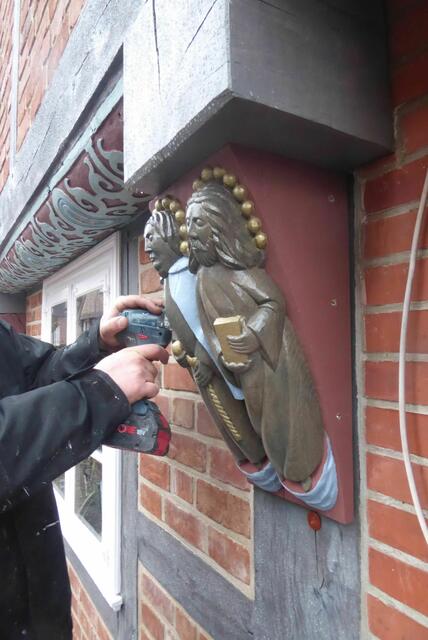  Letzte Maßnahme war die Montage von rekonstruierten Zierfiguren an einer Konsole im Fachwerk (Knagge) des Hauses | Foto: Heimatverein 