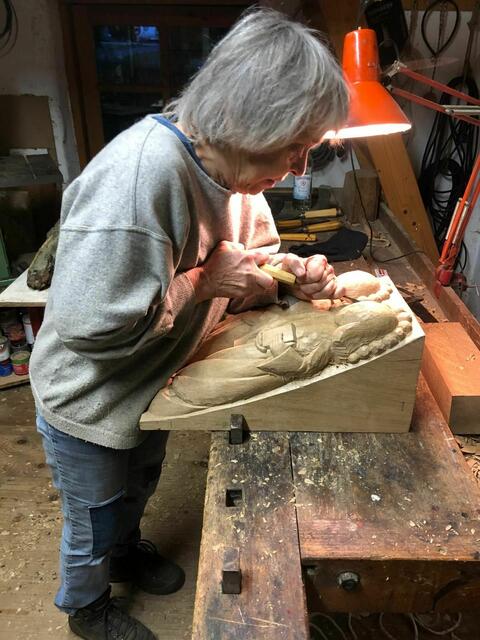 Holzbildhauerin Barbara Uebel schnitzte in ihrer Werkstatt in Hamelwördenermoor das Heiligenpaar nach  | Foto: Heimatverein 