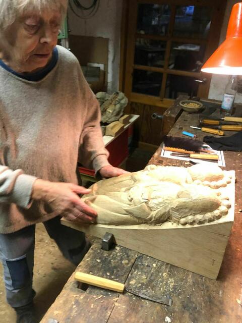 Holzbildhauerin Barbara Uebel schnitzte in ihrer Werkstatt in Hamelwördenermoor das Heiligenpaar nach  | Foto: Heimatverein 