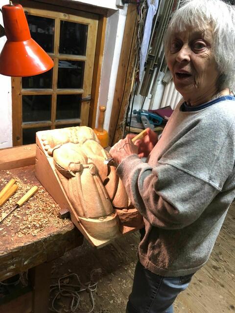 Holzbildhauerin Barbara Uebel schnitzte in ihrer Werkstatt in Hamelwördenermoor das Heiligenpaar nach  | Foto: Heimatverein 