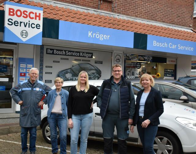 Das Tostedter Familienunternehmen Kröger (v. li.): Firmengründer Rudolf und Elke Kröger, Enkelin Ann-Kristin Kröger und Sohn Rainer Kröger mit Ehefrau Carola | Foto: Axel-Holger Haase