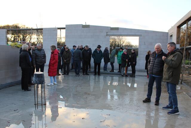 Gäste der Grundsteinlegung auf der Baustelle | Foto: sb