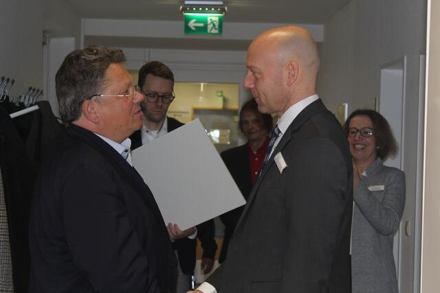 Der ärztliche Direktor und Geschäftsführer des Ginsterhofs Olaf Kuhnigk (re.) begrüßte Dr. Andreas Philippi, den niedersächsischen Minister für Soziales, Arbeit, Gesundheit und Gleichstellung | Foto: pm
