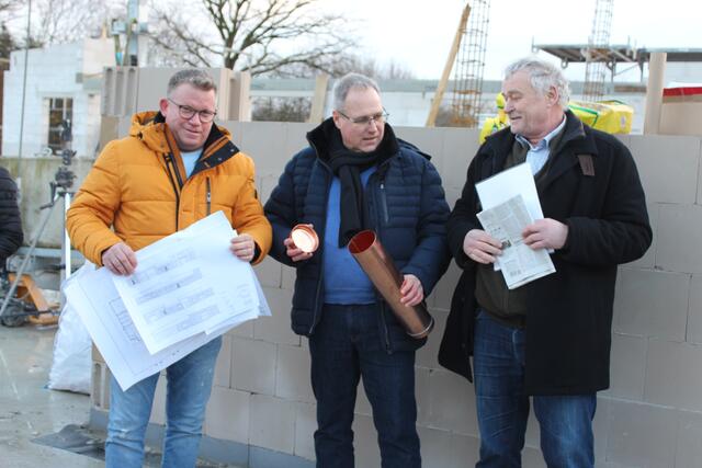 Befüllen der Zeitkapsel (v. li.): Gemeindemitarbeiter Marcus Finke (Fachbereich Bauen), Samtgemeinde-Bürgermeister Matthias Hartlef und Bürgermeister Jörg Müller | Foto: sb