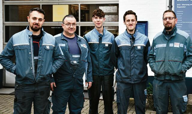 Das Team des Bosch Service Kröger (v. li.): Dardan Hoxha, Ralf Volkelt, Ryan- Connor Sander, Justin Loske und Sven Pärschke   | Foto: Axel-Holger Haase