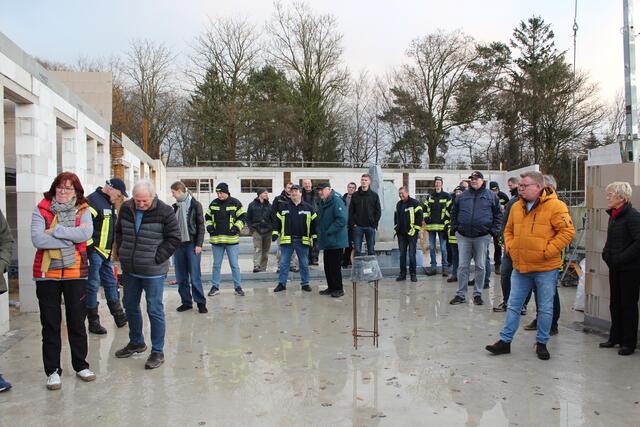 Zu den Gästen auf der Baustelle gehörten zahlreiche Vertreter der Freiwilligen Feuerwehr | Foto: sb