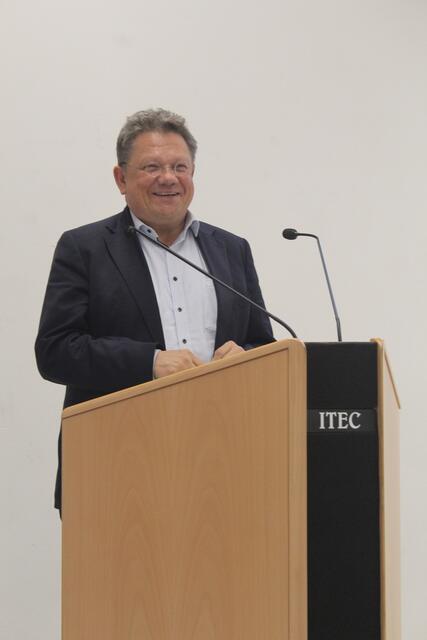  Dr. Andreas Philippi, niedersächsischer Minister für Soziales, Arbeit, Gesundheit und Gleichstellung bei seiner Ansprache | Foto: pm