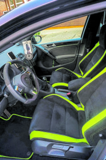 Alcantara in Schwarz/Grün im Innenraum  | Foto: Kröger