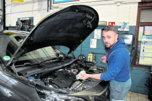 Dardan Hoxha beim Messen der  Motorölmenge. Es wird ansonsten neueste Bosch-Diagnosetechnik verwendet | Foto: Axel-Holger Haase