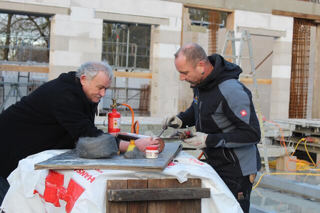Ein Dachdecker verschließt die Zeitkapsel, Bürgermeister Jörg Müller (li.) assistiert | Foto: sb