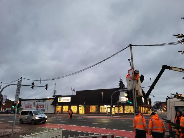 Warum hängen da die vielen Kabel? Sie versorgen die Ampel mit Strom, nicht alle Leitungen wurden während der Bauarbeiten verlegt | Foto: sh