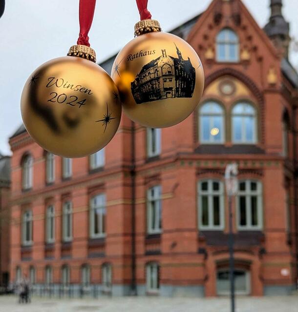 Die Winsener Weihnachtskugeln ziert in diesem Jahr das Rathaus als Motiv | Foto: Stadt Winsen