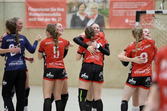 Pure Freude bei den Hollenstädter Handballerinnen nach dem 36:24-Heimsieg gegen Eintracht Hildesheim | Foto: cc