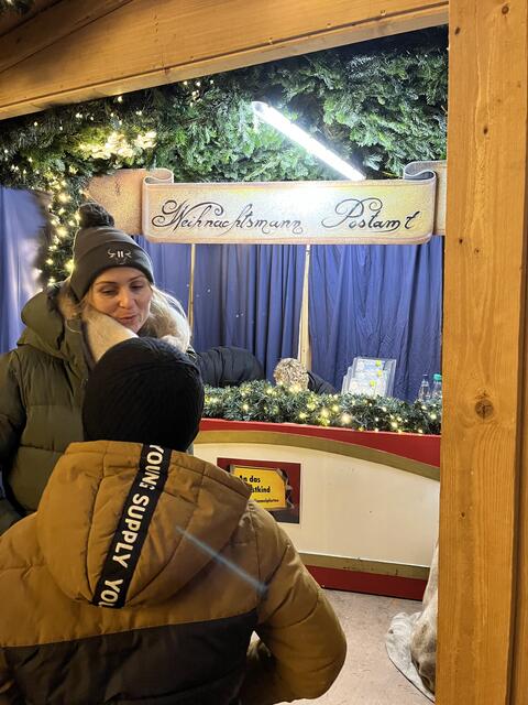 Hier werden Weihnachtswünsche auf den Weg geschickt