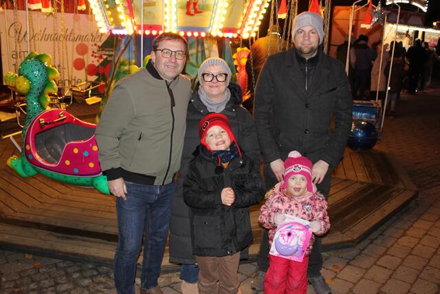Begeistert vom Markt (v. li.): Franz und Maren Ritter mit Schwiegersohn Tim und den Enkelkindern Leonie und Luca | Foto: ce
