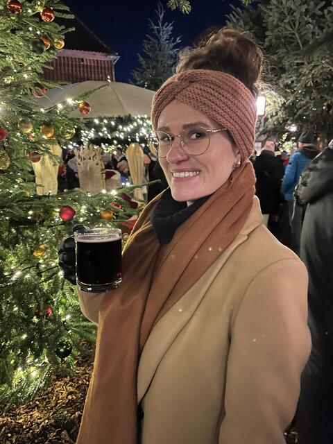 Marlen Fasold aus Düsseldorf genießt ihren ersten Buxtehuder Glühwein