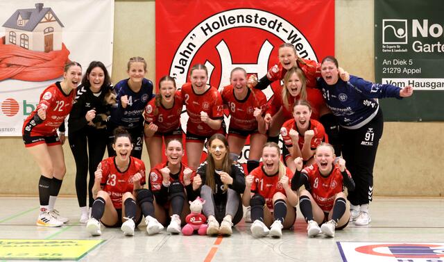 Das jubelnde TuS Jahn-Team nach dem 36:24-Heimsieg gegen die Eintracht Hildesheim | Foto: cc