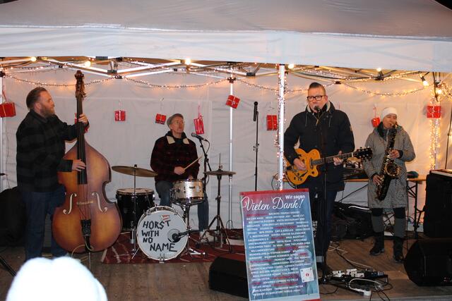 Wurden gefeiert: die Musiker der Rock 'n' Roll-Supergroup "Horst Schneider Quartett" um den aus Gödenstorf stammenden Sänger Ingo Müller | Foto: ce