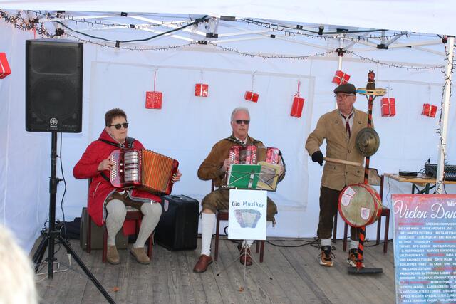 Mit Akkordeonklängen umrahmte die Gruppe "Die Musiker" aus Wetzen die Markteröffnung | Foto: ce