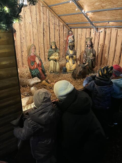 Anziehungspunkt für Kinder: Die Weihnachtkrippe