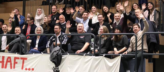 Spieler, Trainer und Betreuer des Fußball-Oberligisten TSV Buchholz 08 feuerten lautstark die Handballerinnen an | Foto: cc