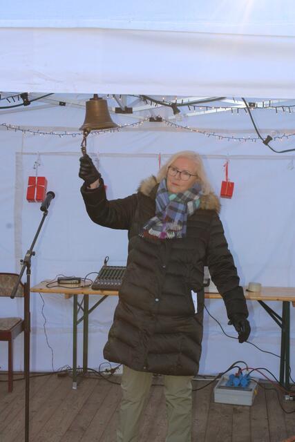 Barbara Frahm vom Vorstand des Vereins "Salzhausen e.V." läutete traditionell mit einer Glocke den Weihnachtsmarkt ein | Foto: ce
