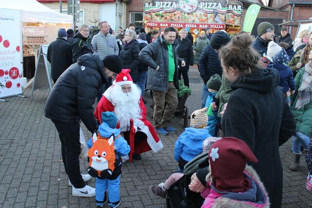 Auch der Weihnachtsmann schaute mit kleinen Geschenken beim bunten Markttreiben vorbei | Foto: ce