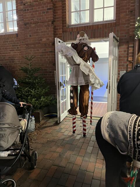 Abgang auf Stelzen nach dem großen Auftritt auf dem Weihnachtsmarkt
