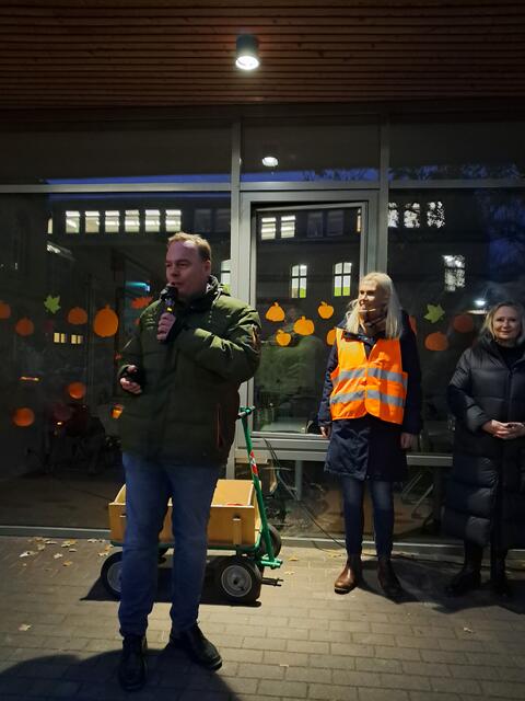 Auch André Wiese, Bürgermeister von Winsen, nahm am Laternenumzug teil | Foto: Anika Werner