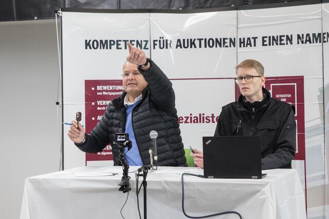 Auktionator Olaf Meyer und Protokollführer Morten Meyer brachten die Raritäten unter den Hammer | Foto: ks