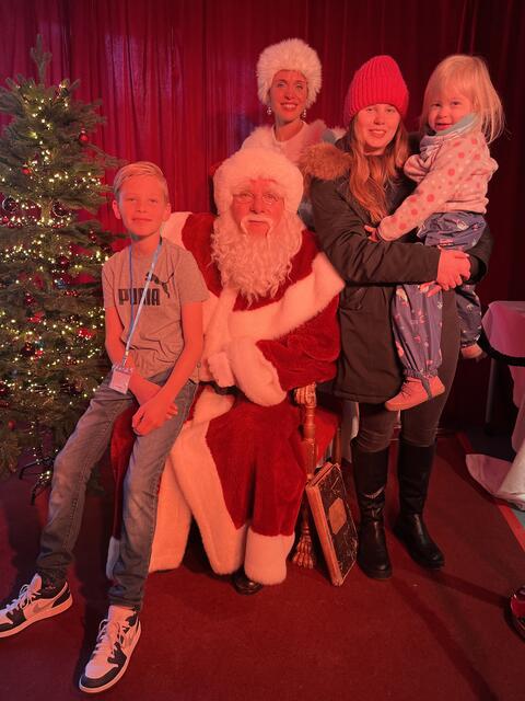 Gaben Ihre Wünsche beim Weihnachtsmann ab : Florentina Frank (re.) mit ihrer Nichte Finja Niedzielski und Max Raakow (li.) | Foto: sra