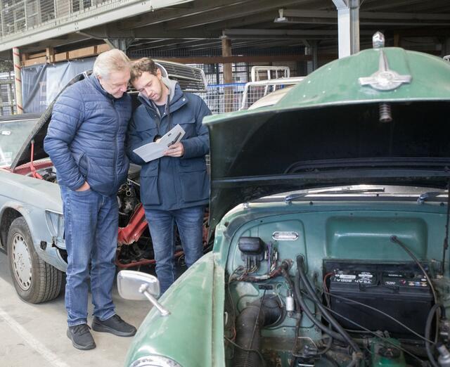 Ein Blick in den Katalog Mario (li.) und Pascal Spreckels waren sich noch nicht sicher, ob sie bieten | Foto: ks