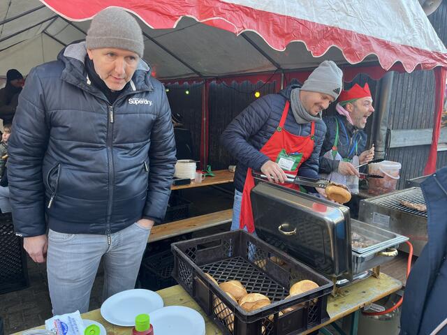 Gute Laune am Grillstand  | Foto: sra