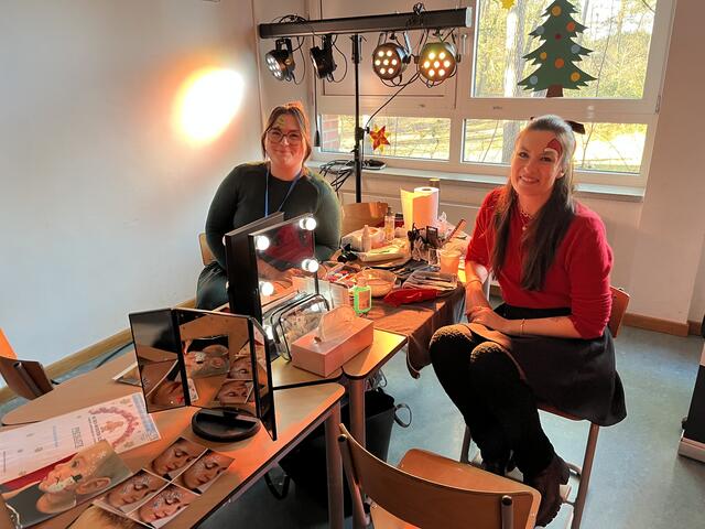 Vivien Meitsch und Sissi Stoklosa schminkten die Kinder  | Foto: sra