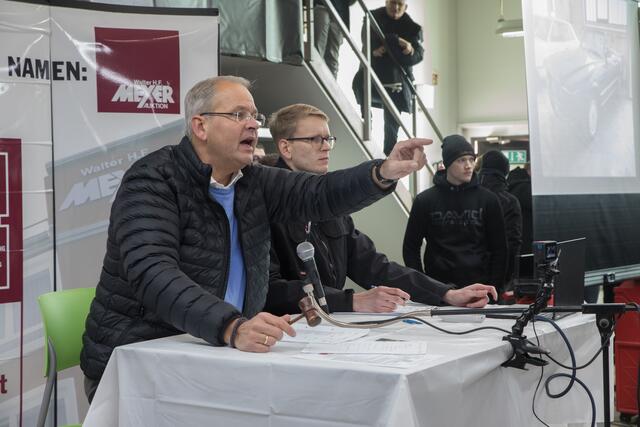 Auktionator Olaf Meyer und Protokollführer Morten Meyer brachten die Raritäten unter den Hammer | Foto: ks