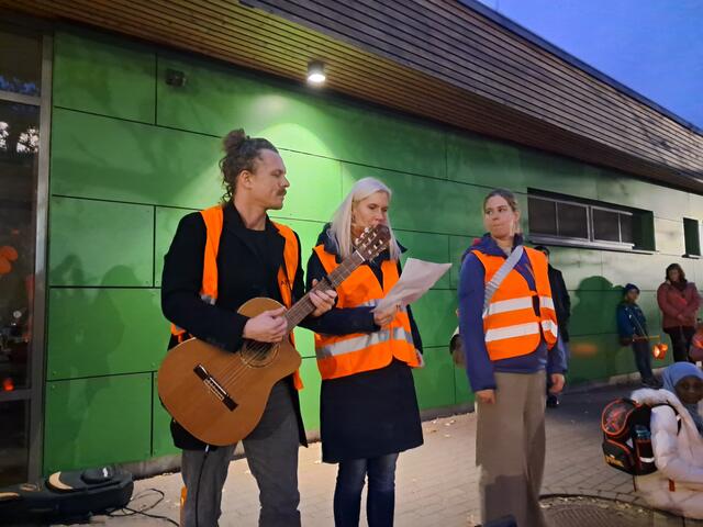 Musiklehrerin Katharina Brünjes (rechts) komponierte für den Laternenumzug ein Lied. | Foto: Anika Werner