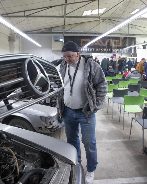 „Der Preis muss stimmen!“ Kritisch schaute Carlo Diers aus Bremen auf die angebotenen Stücke | Foto: ks