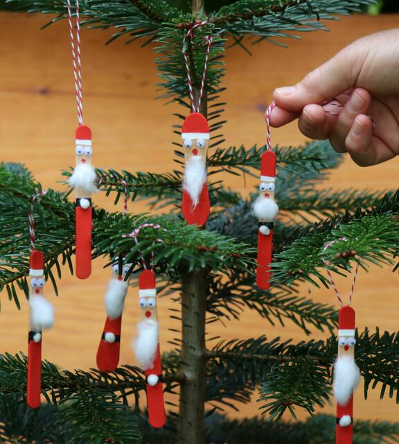 Die Anhänger schmücken den frühen Weihnachtsbaum im Innenraum ebenso wie Schnittgrün in einer Vase oder an der Haustür  | Foto: Kollaxo