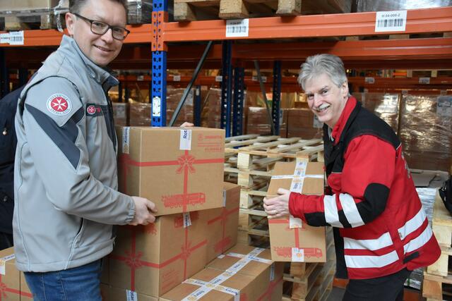 Alexander Jansen (li.), Kreisbereitschaftsführer im Regionalverband Harburg, und Detlev Dose von den Rotariern Seevetal stapelten die Pakete auf Palette | Foto: Johanniter