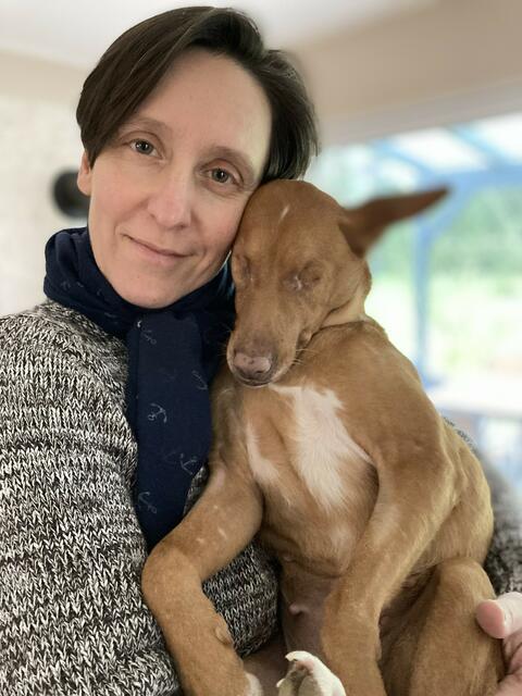 Dr. Kathleen Schwerdtner Máñez hat die blinde Podencahündin Elba aus dem Tierschutz adoptiert
 | Foto: Dr. Kathleen Schwerdtner Máñez