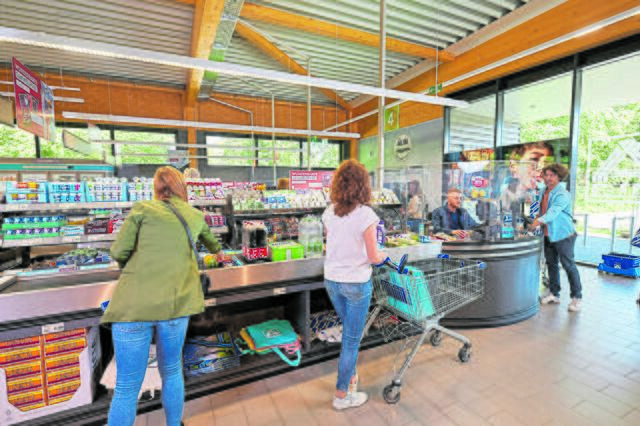 Digitales Bezahlen und Bargeld abheben: Bei Aldi ganz selbstverständlich | Foto: Aldi Nord, Teamfoto: cku