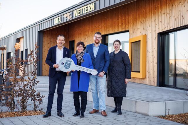 Schlüsselübergabe, v.l.: Sven Geertz (HBI-Geschäftsführer), Katja Oldenburg-Schmidt (Bürgermeisterin der Hansestadt Buxtehude), Sven Schlichting und Janet Hüsgen (zukünftiges Kita-Leitungsteam). | Foto: HBI