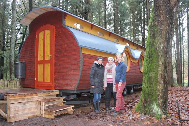 Freuen sich über den neuen Rundwagen (v. li.) Kitaleiterin Janet Hug, Sozialassistentin Steffi Tattenberg und Erzieherin Daniela Wingels. Es fehlt Sozialassistentin Bettina Baumgart | Foto: pm