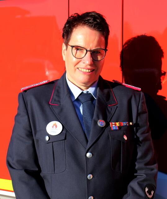 Ortsbrandmeisterin Manuela Spende wurde mit der silbernen Ehrennadel ausgezeichnet | Foto: Burkhard Giese