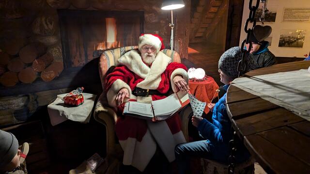 Der Weihnachtsmann liest in der Kinderstube im Kran. | Foto: STADE Marketing und Tourismus GmbH
