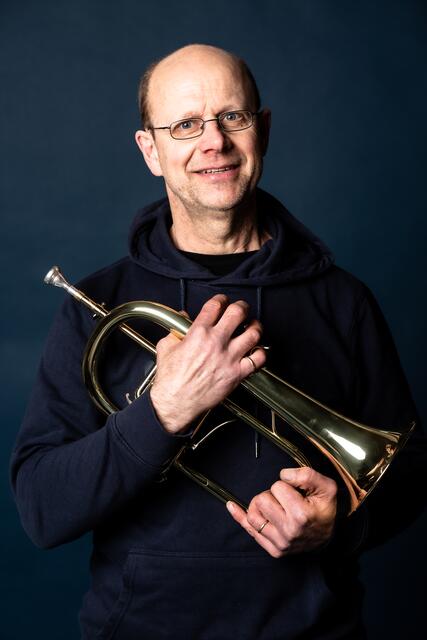 Jeden Abend seit Beginn des Ukraine-Krieges trompetet Sigi Müller vom Hanstedter Kirchturm | Foto: Foto Deerns