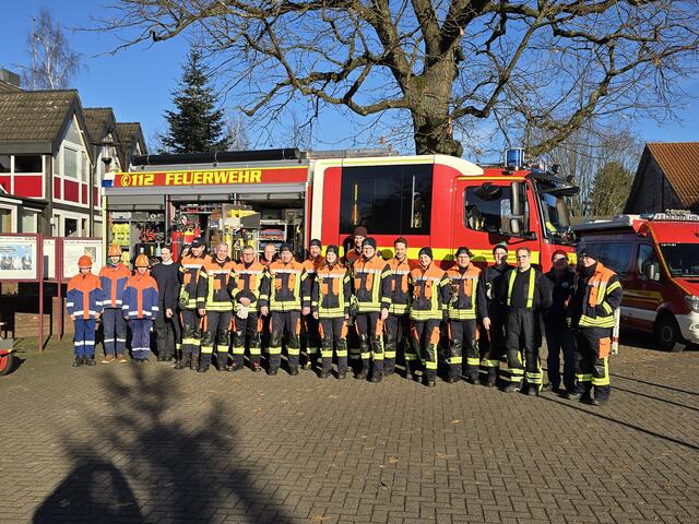 Die Feuerwehr Maschen war mannstark mit aktiven Feuerwehrleuten und Jugendfeuerwehrleuten beim Tag der Öffentlichkeit vertreten. | Foto: Feuerwehr Maschen