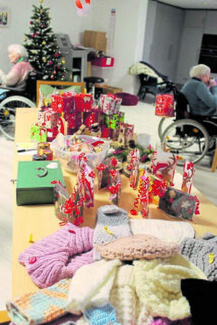 Für den Weihnachtsbasar haben Bewohner und Angestellte allerlei Geschenke gebastelt | Foto: sb
