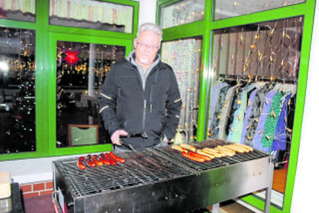 Haustechniker Andreas Barkow am Würstchengrill