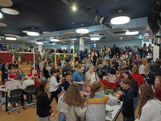 So gefüllt ist die Aula des Hittfelder Gymnasiums nur selten  | Foto: Gymnasium Hittfeld